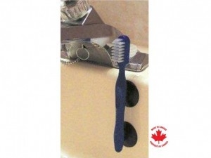 Brosse à dentiers à deux ventouses